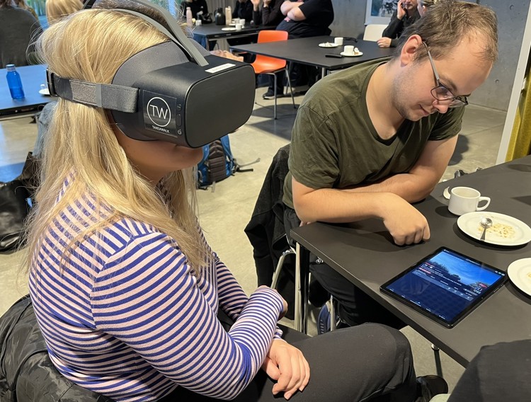 Kvinde med VR headset